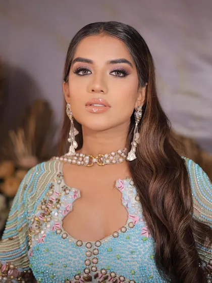 This modern cocktail look is all about a captivating gaze. I focused on a sharp, smoky eye and glossy nude lips, a perfect combination for evening photoshoots where the makeup needs to be striking and sophisticated.