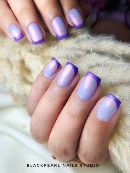 A beautiful set of lilac nails with an aurora chrome effect and a deep purple French tip. The combination of the iridescent base and the bold tip creates a mesmerizing, multi-dimensional look.