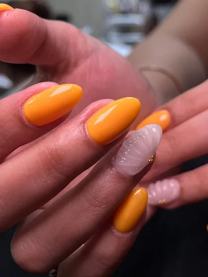 A close-up of the sculpted seashell texture. This 3D effect is created with gel for a durable and detailed finish.