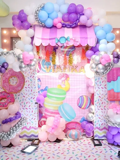 A spectacular Candyland setup featuring giant balloon donuts, ice cream cones, and macarons. It’s a feast for the eyes and the perfect backdrop for a sweet celebration.