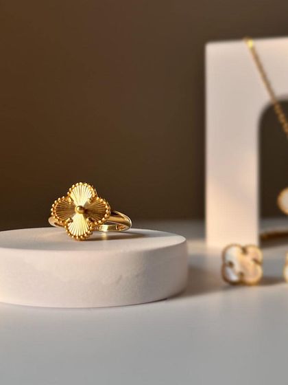 The four-leaf clover is a symbol of good fortune. This collection, featuring a ring, necklace, and earrings in gold and mother-of-pearl, adds refined sophistication to any ensemble.