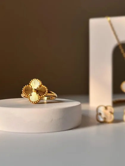 The four-leaf clover is a symbol of good fortune. This collection, featuring a ring, necklace, and earrings in gold and mother-of-pearl, adds refined sophistication to any ensemble.