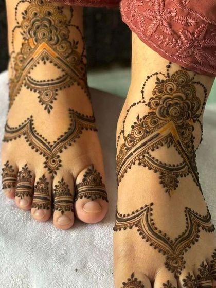 A special and delicate design for a mom-to-be. The pattern is light and elegant, perfect for adorning swollen feet and adding a touch of beauty during a special time.