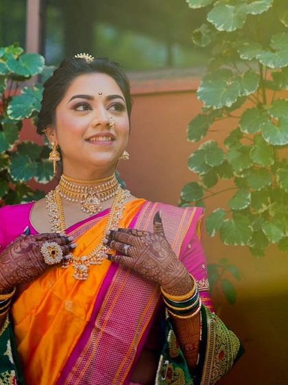 A beautiful Maharashtrian bride, ready to start her new life. Sneha looks absolutely radiant in her nauvari saree, her mehendi adding to her grace.