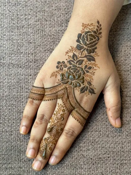 Not all beauty needs to be complex. This elegant floral design is perfect for engagements, sangeets, or for wedding guests who want a touch of modern sophistication.