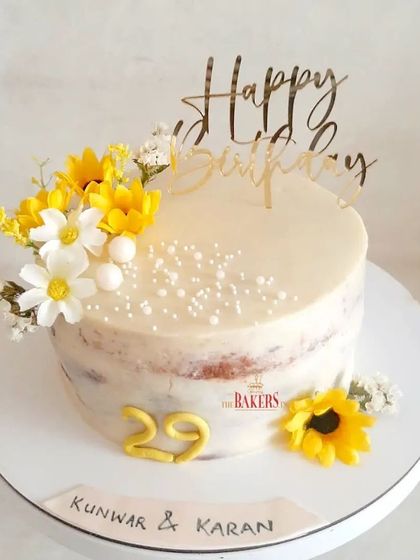 Sunflower vibes are my favorite! This completely no-fondant semi-naked cake is decorated with bright, cheerful sunflowers. It's a big hit with my clients and always brings a little sunshine to the party.