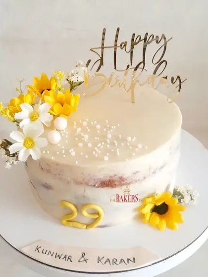 Sunflower vibes are my favorite! This completely no-fondant semi-naked cake is decorated with bright, cheerful sunflowers. It's a big hit with my clients and always brings a little sunshine to the party.