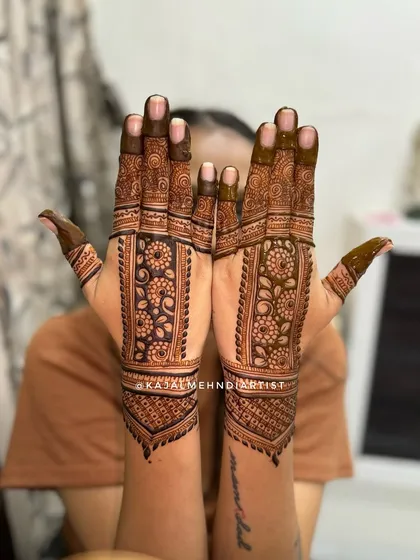A symmetrical view of the fancy floral backhand design.