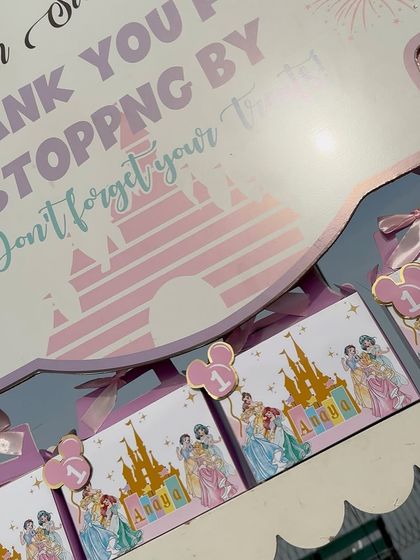 A duplicate image showing the charming princess-themed favor boxes, a small detail that adds a lot of thematic coherence.