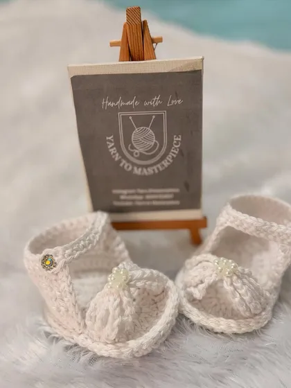 Perfect for warmer weather, these open-toed baby sandals are made from breathable cotton yarn and feature a sweet bow detail.