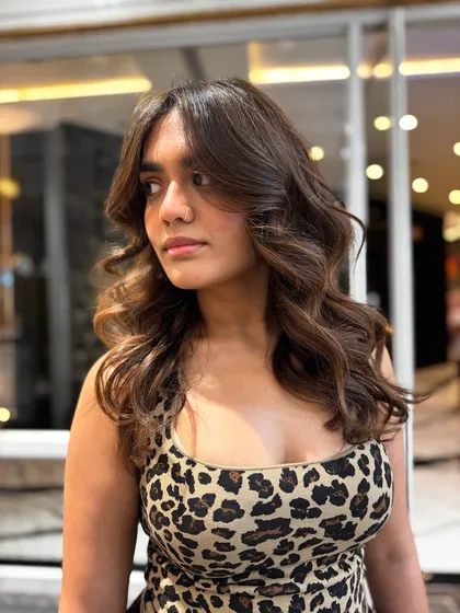A side profile of this no-bleach hair colour balayage, highlighting the soft waves and colour gradients.