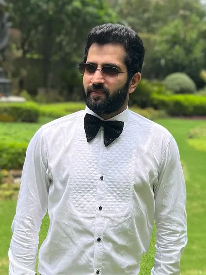 A moment captured at The Leela Palace, New Delhi. Performing in such beautiful gardens for a private event is always a pleasure.