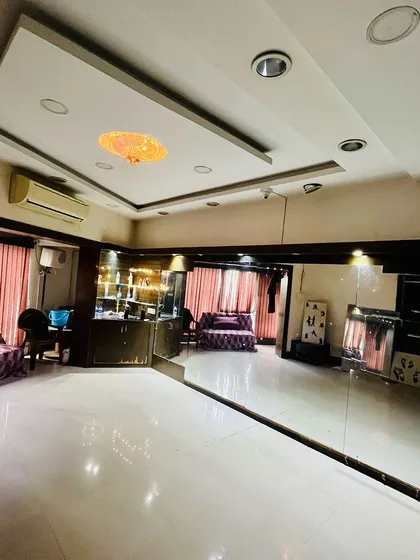 The mirrored wall spans the length of the main practice area, ensuring everyone has a clear view. This setup is particularly useful during group sessions, helping you learn not just from my feedback, but also by observing yourself and your peers.