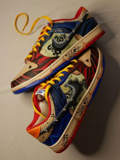 A top-down view of the insanely detailed Harley Quinn custom Dunks. So many elements from the comics are packed into this design.
