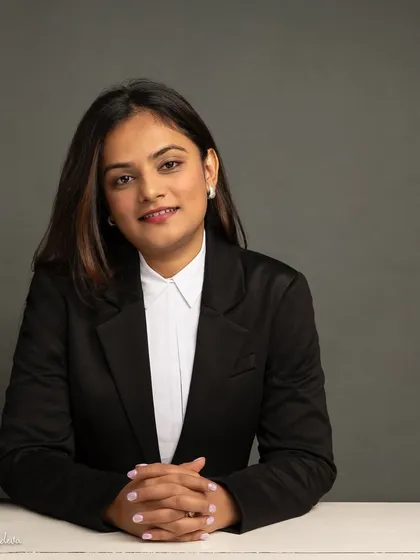 Your professional headshot should feel like you on your best day. This is a modern, confident portrait for a lawyer, showing her approachable yet professional side. We work together to move beyond stiff poses and capture the authentic person behind the title.