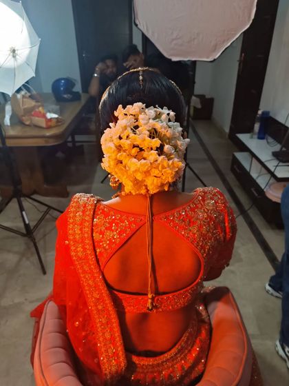 This traditional bridal bun is completely covered in fresh gajra (jasmine flowers), creating a fragrant and classic look. This style is a timeless choice for South Indian and traditional North Indian weddings.
