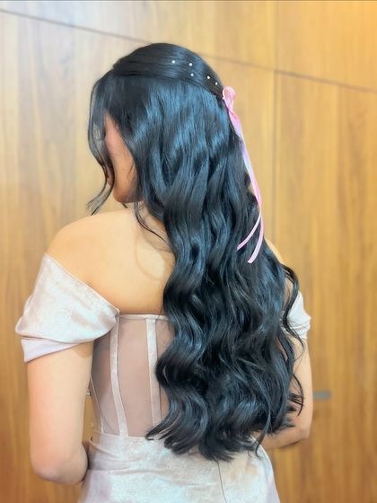 A back view of the ribbon-adorned waves.