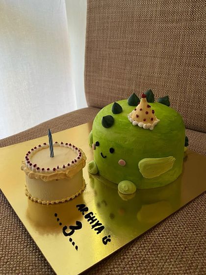 I love making cakes for my repeat customers. This dinosaur-themed cake was for Arghya's 3rd birthday, and I've been making his cakes since he was 5 months old.
