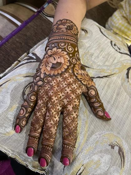 A beautiful floral jaal (net) pattern covering the back of the hand, a classic and always elegant choice.