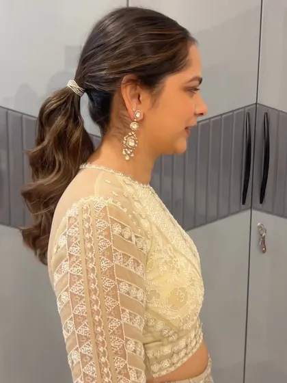 A simple and chic wavy ponytail, perfect for a modern and minimalist look.