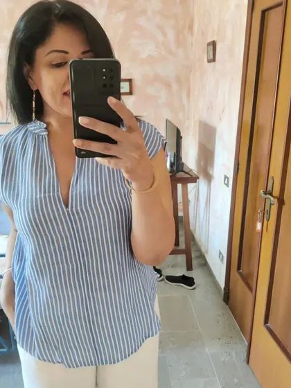On our last day in Tuscany, we went wine tasting. I wore white linen pants with a striped cotton top, a relaxed and classic look for a hot day in a beautiful vineyard.