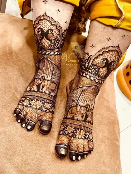 We believe in beautiful details from head to toe. This bridal foot mehndi showcases our intricate work, with elegant peacocks and elephants adorning the feet, ensuring every part of your look is perfect.