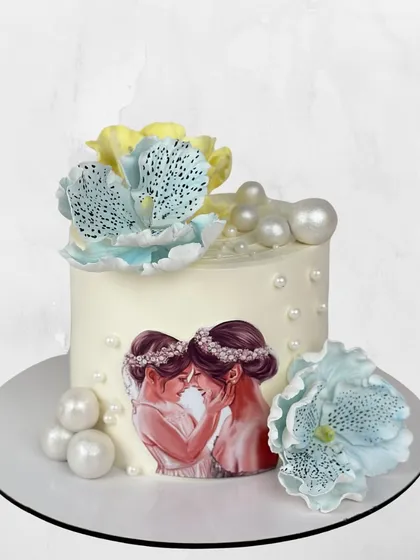 A heartfelt mother-daughter cake. This design features a beautiful edible image, delicate sugar flowers, and elegant pearls, celebrating that special bond.