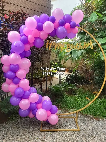 A simple outdoor balloon half-arch on a gold ring stand. This is perfect for garden parties or small outdoor events.