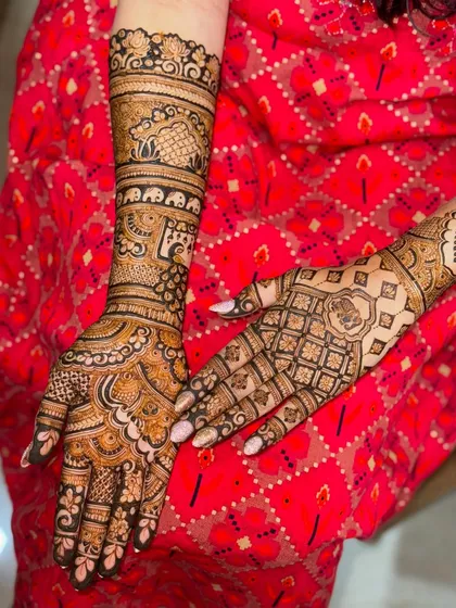 This bridal design combines a classic grid pattern on the back of one hand with traditional elephant and peacock motifs on the other. It's a great example of how different styles can be blended beautifully.
