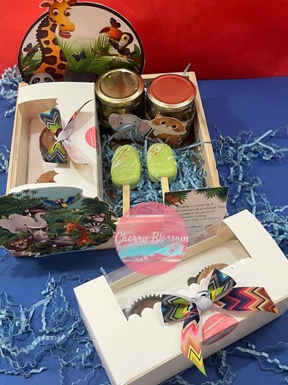 Another one of our popular jungle-themed return favour sets. This one is filled with freshly baked cakesicles and other treats, all packed in a themed pinewood tray and gable box.