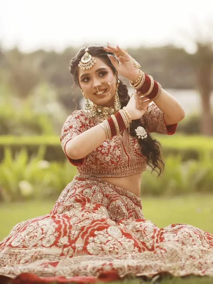 A happy bride is the most beautiful bride. This classic red lehenga paired with our traditional Kundan choker, nath, and maang tikka creates a timeless and joyful look for your wedding day.
