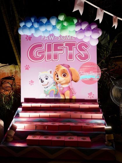 We also help with the final presentation at events. This is a return gift display we set up for a "Paw Patrol" themed birthday party, making it easy and exciting for guests to pick up their gifts.