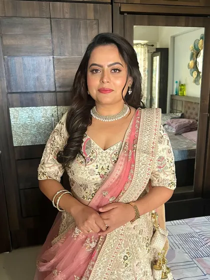 A classic portrait showing the complete engagement look. The makeup is elegant and timeless, ensuring she will love her photos for years to come.