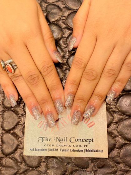 A full set of dazzling silver glitter nails. The square shape and full coverage make this a simple yet incredibly glamorous choice.