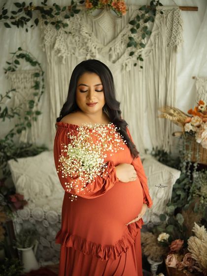 A lovely portrait of a mother-to-be holding a delicate bouquet of baby's breath. This simple prop adds a touch of softness and innocence to the image.