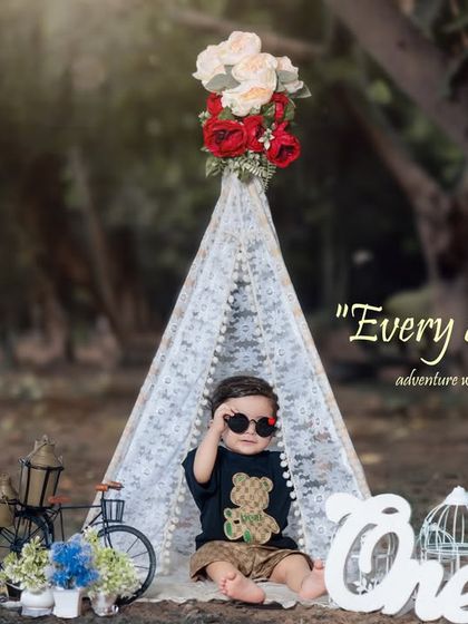 This cool little dude is ready for his first birthday photoshoot, complete with sunglasses and a teepee. We love incorporating your child's personality into our sessions.