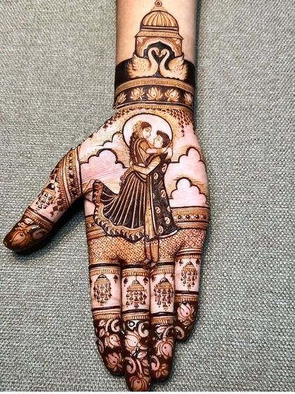 A romantic portrait of a couple is the centerpiece of this palm design. Surrounded by clouds and traditional motifs, it's a perfect design for an engagement or anniversary.