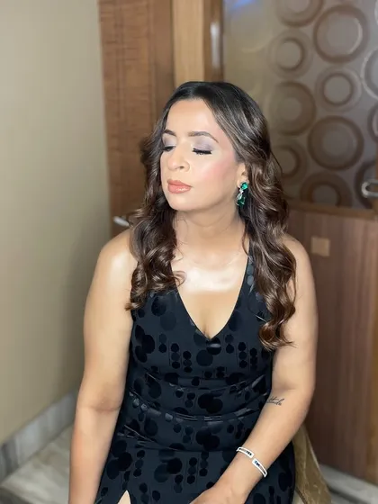 Slaying this Hollywood glam! A classic look with soft waves, a defined eye, and a nude lip that exudes timeless elegance. Perfect for any formal event.