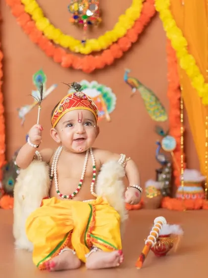 A whole leela in one smile! This setup captures the playful spirit of Bal Gopal, complete with a pot of makhan and festive decorations.