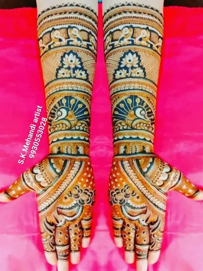 A symmetrical design with peacock and lotus motifs. The use of blue and yellow tones gives this traditional pattern a modern and colorful twist.
