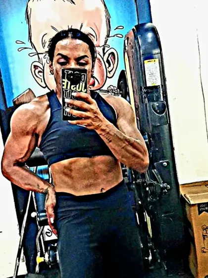 A gym selfie showing my physique progress. I track my changes closely to adjust my training and nutrition plan, a skill I pass on to my clients.