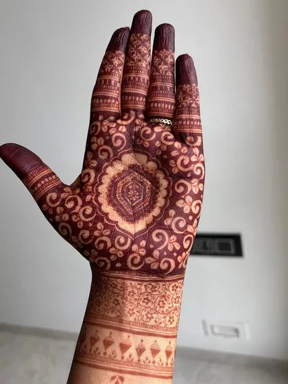 This is the beautiful, rich maroon stain you can expect from my henna. The color is a result of good quality paste and proper aftercare.