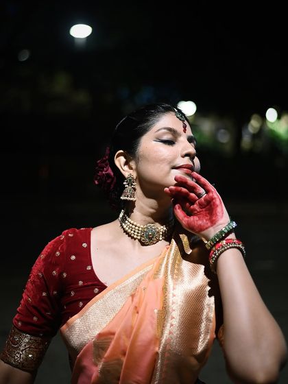 A dreamy, expressive portrait captured at night. The 'alta' on the hand and the traditional jewelry add to the classical aesthetic of the image.