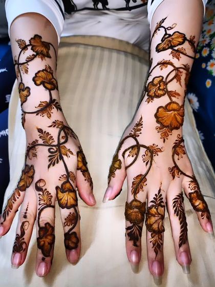 Hajira Mehendi Artist - Mehndi Art Classes & Workshops Flowing Floral & Arabic Designs photo 26