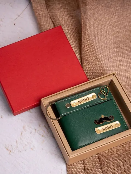 This gift set features a personalized men's wallet and a matching keychain, presented in a simple yet elegant gift box. It's a great choice for a birthday or Valentine's Day gift.