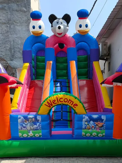 This 3-slider bouncy features Tom and Jerry characters, another classic theme we offer for our inflatable castles.