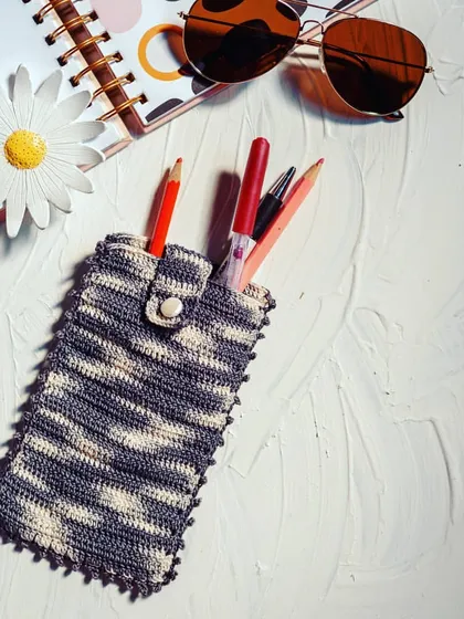 The same utility pouch can be used as a stylish pencil case for your pens and stationery. The button closure ensures nothing falls out.