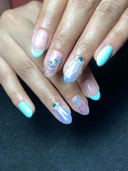 A mermaid-inspired set with a mix of turquoise polish, iridescent chrome, and encapsulated glitter.