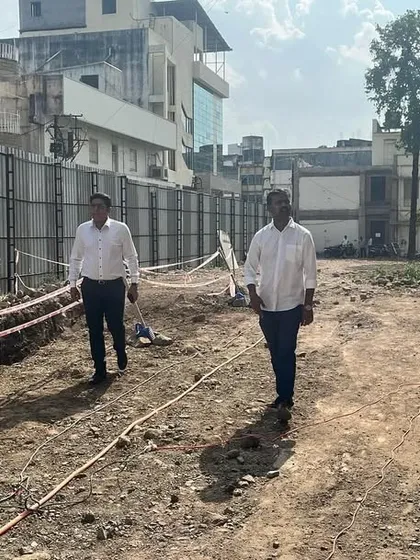Our partners on the 'Dream City Chambers' site, strategizing the project's execution. Dealing with congested locations and surrounding old buildings requires careful planning to optimize resources and manage development phases.