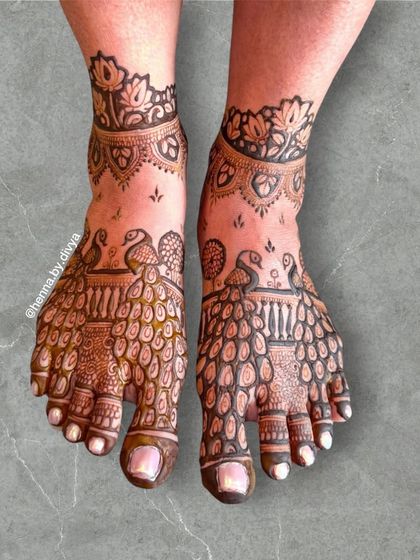 A graceful peacock design for the feet. The symmetrical placement of the peacocks creates a beautiful and eye-catching look.